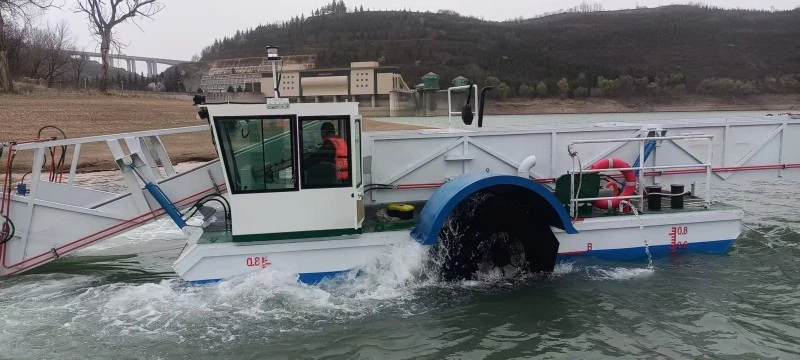 Multifunctional salvage vessel working on water